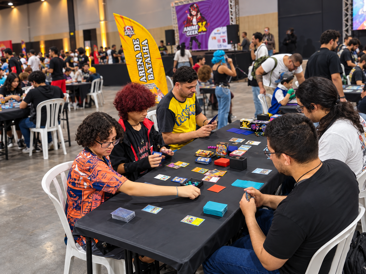 Jogadores participando de um campeonato Pokémon TCG